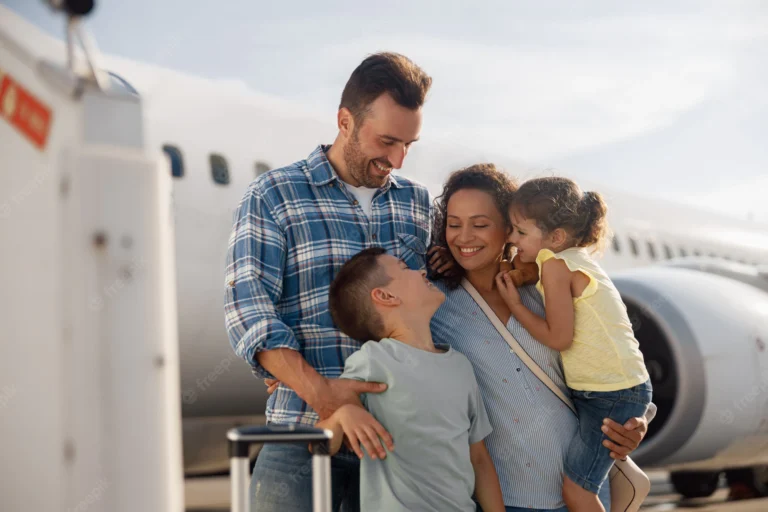familia-cuatro-que-parece-emocionado-mientras-viaje-pie-frente-gran-avion-al-aire-libre-personas-viajes-concepto-vacaciones_362389-4491-1